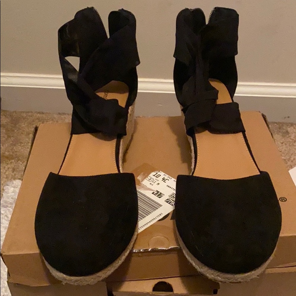 Black wedges